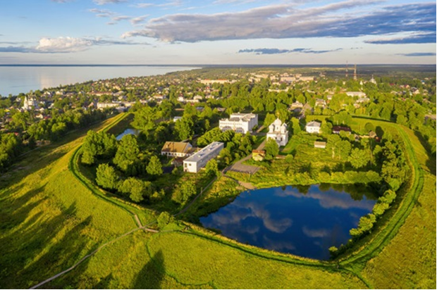 Рисунок 1. Современный Белозерск. Валы времён Ивана III. Высота валов около 15 метров, периметр валов – 1 километр. Фото с сайта snegir.org