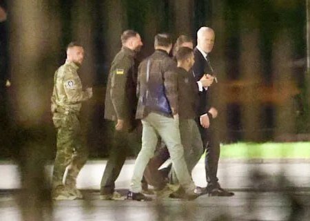    Зеленский прилетел в ФРГ за оружием и премией