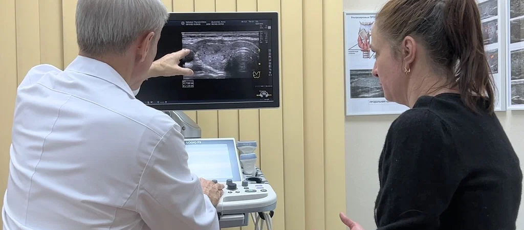 Доктор Ушаков сразу после УЗИ щитовидной железы показывает и разъясняет о количестве полноценной гормонообразующей ткани и величине напряжения щитовидной железы