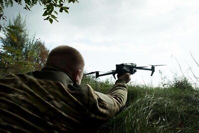    Украинский военнослужащий запускает дрон ©Telegram-канал Президента Украины Владимира Зеленского