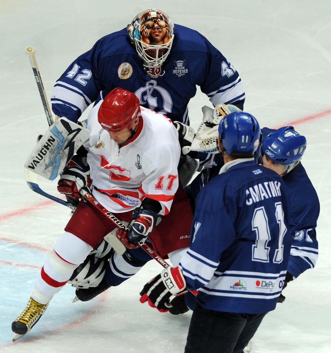 Виталий Прохоров (в центре) в матче «Спартака» с «Динамо» в 2011 году. Фото Никита Успенский, архив «СЭ»