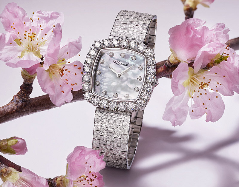 Часы Chopard L'Heure du Diamant в корпусе из белого «этичного» золота с бриллиантами по безелю и в виде меток 