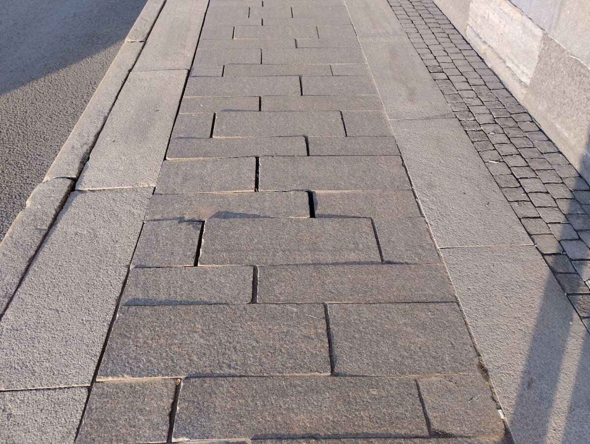 Тротуар на набережной Кутузова в Петербурге