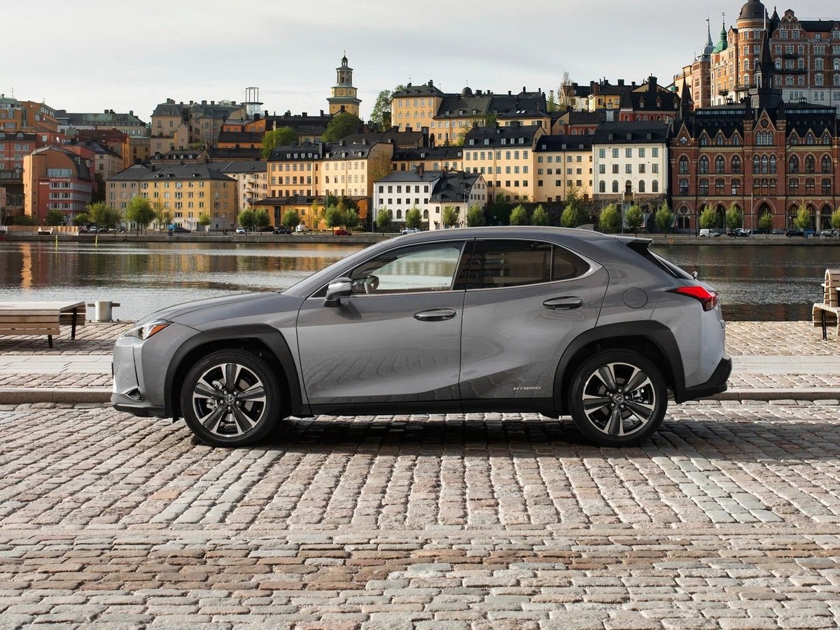     Этот кроссовер - самая компактная модель Lexus