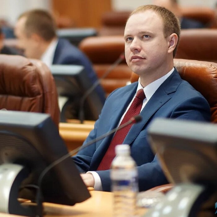 Законодательное собрание Иркутской области приняло решение о лишении статуса депутата сына бывшего губернатора региона Андрея Левченко. Основанием стал обвинительный приговор по громкому делу «о лифтах». Андрея Левченко не спас даже факт выхода из колонии по УДО.