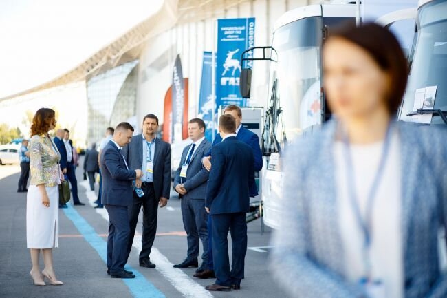 вагон монорельса москва изнутри. самолет на вднх як 42. фестиваль на вднх 2022. ооо союз логистик. монорельс москва поезд внутри.