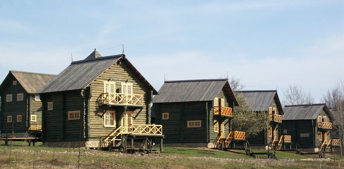 Деревянные домики в русском стиле в загородном отеле "Волынь"