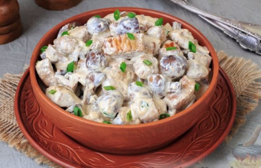 Свинина с грибами в сметанном. Свинина с грибами в сметанном. Свинина, тушеная с грибами, в сметанном соусе. Свинина в сметанном соусе. Говядина запеченная с грибами.