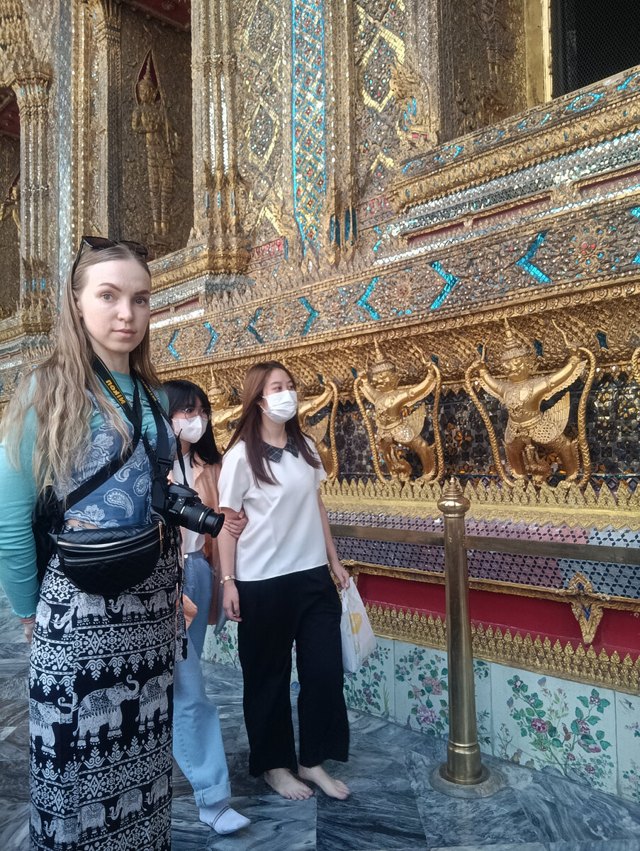 Сфоткалась с двумя девушками :) Знать их  не знаю, но я тут хорошо получилась, да и они тоже. Типа подружки. Пы.сы - они тупо влезли в кадр :(