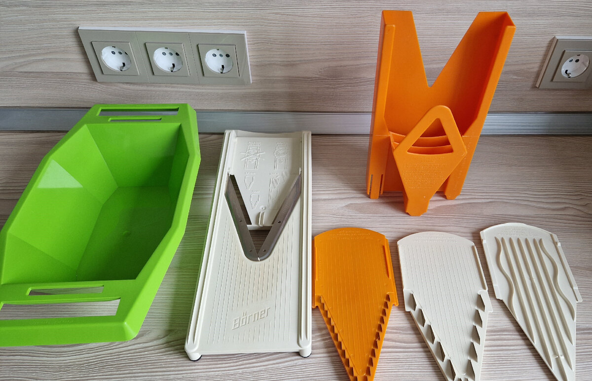 В зелёный лоток устанавливается основной нож. Оранжевый контейнер нужен для хранения основного ножа и острых насадок.