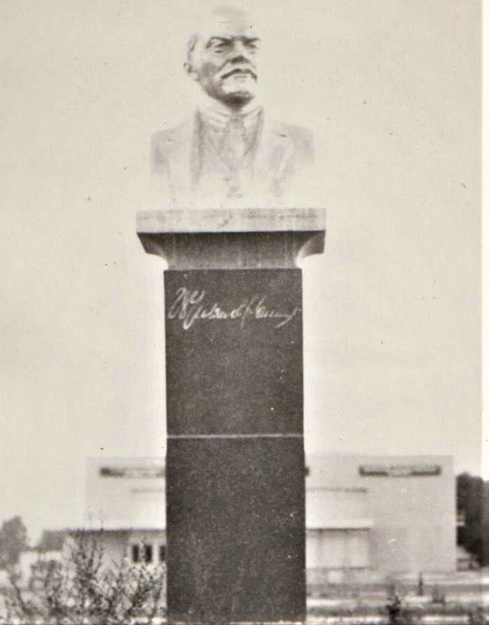 Бюст В.И. Ленина, г. Пахтакор, Джизакская обл., УзССР. Фото автора.