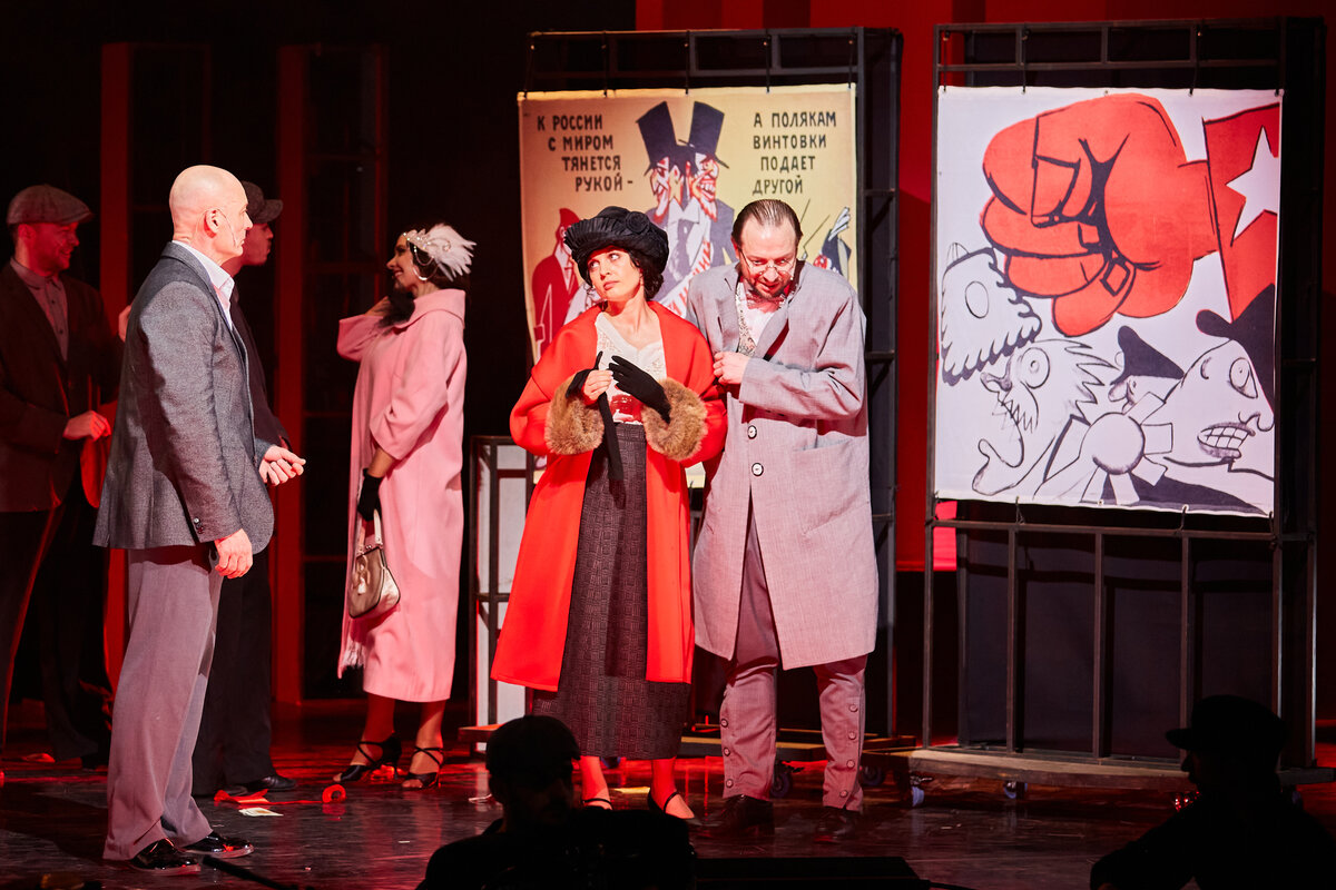    Сцена из спектакля «Маяковский». / Пресс-служба Театра Луны