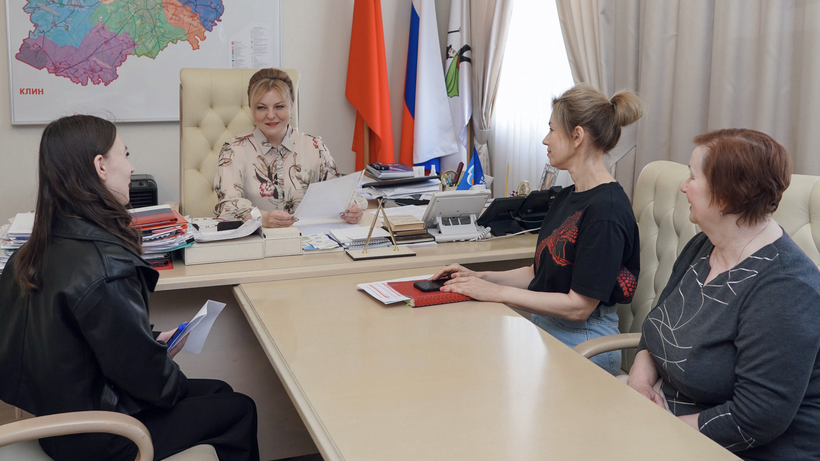    Вручение сертификата на приобретение жилья юной жительнице Клина © Пресс-служба администрации г.о. Клин