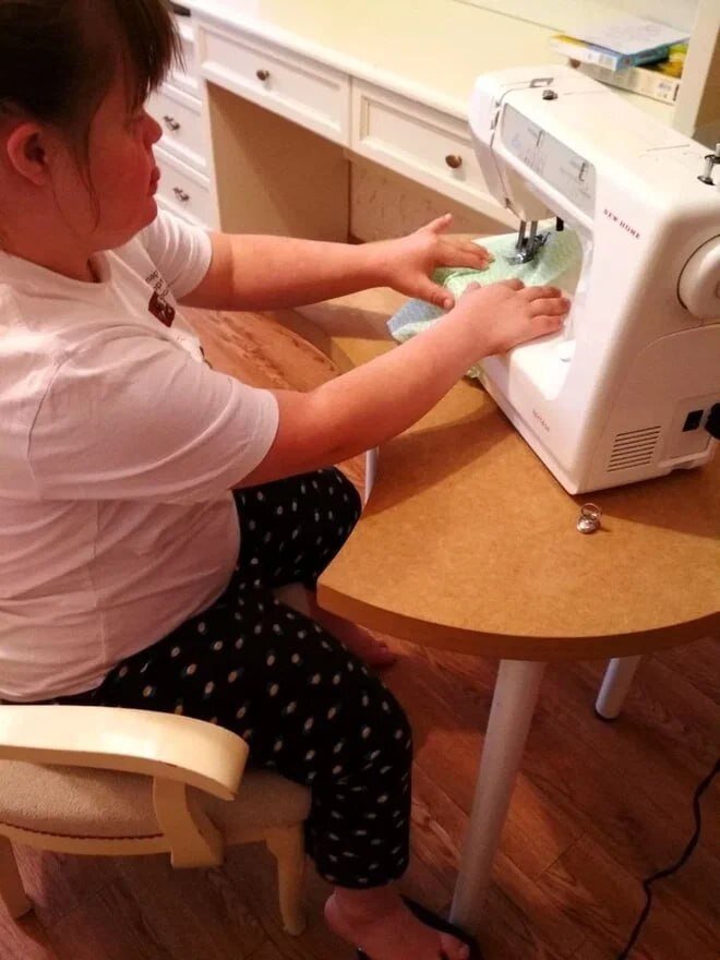 Вера пробует шить