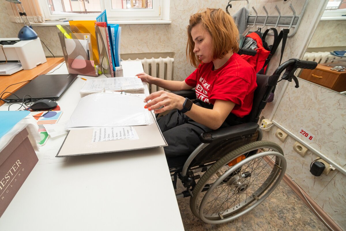 Эля работает с документами