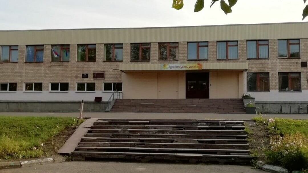     В петрозаводской школе ученику стало плохо на уроке, однако медпомощь ему оказать не смогли. О происшествии сообщили в городском паблике в соцсети.