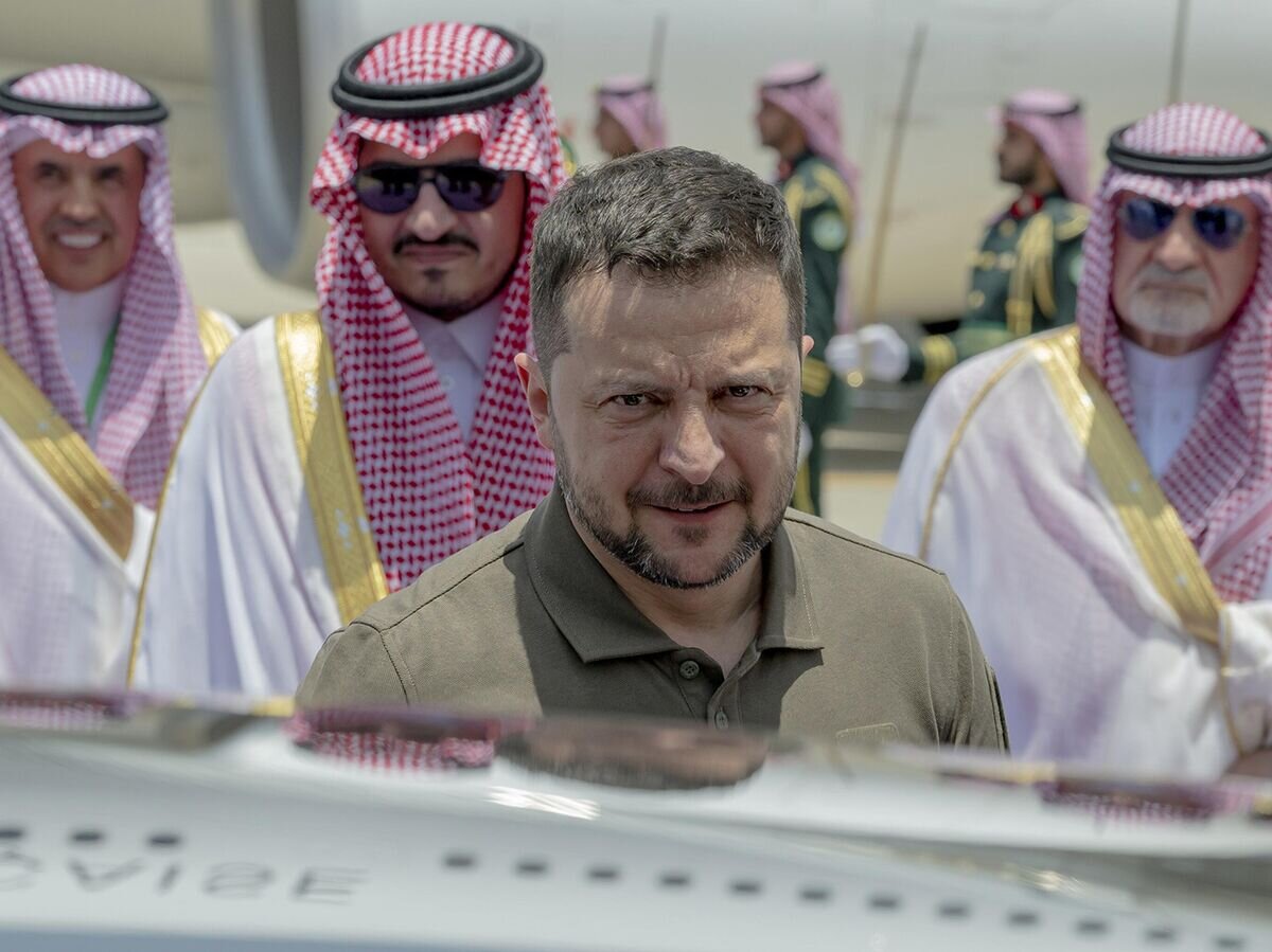    Президент Украины Владимир Зеленский в аэропорту Джидды© AP Photo / Saudi Press Agency