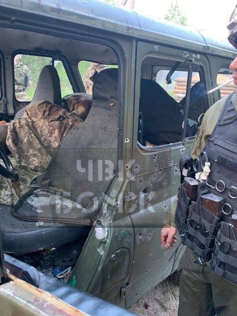 Бойцы расстреляли машину с террористами. Мертвые украинские военные. Трупы украинских военных.