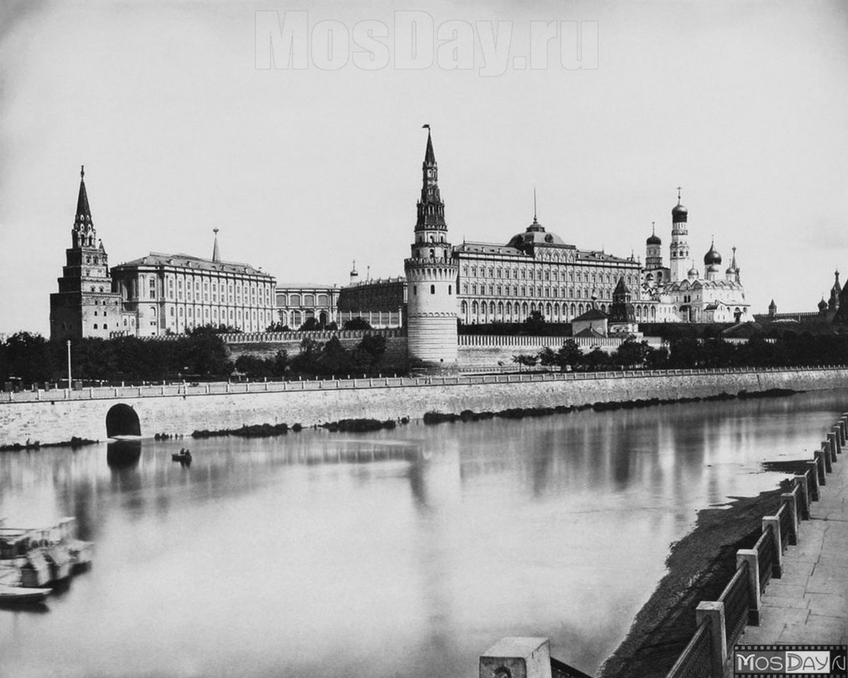 Вид Кремля из-за Москвы реки от Каменного моста, фотография из альбома Николая Найденова (mosday.ru)