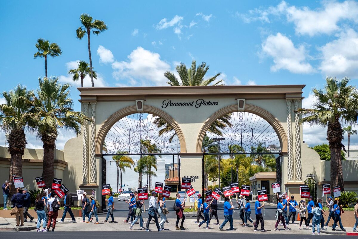 Hans Gutknecht / Getty Images📷Пикет у ворот студии Paramount Pictures, Лос-Анджелес. 2 мая 2023 года