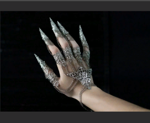 Взято из свободных источников. Вот такой браслет Мурчин выбросила в воду в позапрошлой главе, Он того стоит. чтобы им полюбоваться, правда ведь? 