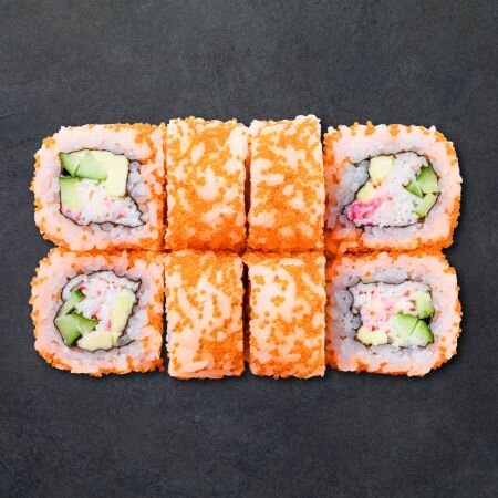 Создание повсеместного ролла «Калифорния» помогло продвинуть суши вперед, поскольку краб и авокадо выглядели более вкусными для американцев, чем куски блестящей сырой рыбы. Большие города, такие как Нью-Йорк и Чикаго, вскоре последовали их примеру с собственными суши-ресторанами, и к концу 1980-х суши стали повальным увлечением, с огромным ростом количества японских ресторанов к концу десятилетия и в последующие годы. Считающиеся полезными и питательными, роллы приобрели неизменную популярность в Америке и продаются, как в японских ресторанах, так и в продуктовых магазинах. Тем не менее, мы все видели странную концепцию, особенно в таких творениях, как ролл филадельфия, который сочетает в себе явно не японские ингредиенты, такие как сливочный сыр Филадельфия и копченый лосось, в «маки» или суши из морских водорослей.