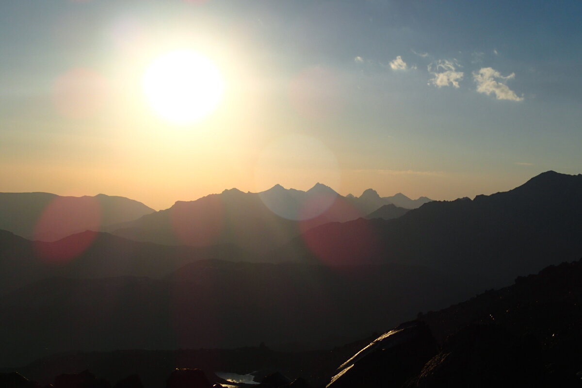 Рассвет в штурмовом лагере.