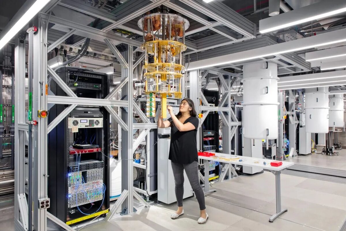 Реальные размеры современного квантового (и очень дорогого) компьютера. Фото IBM.