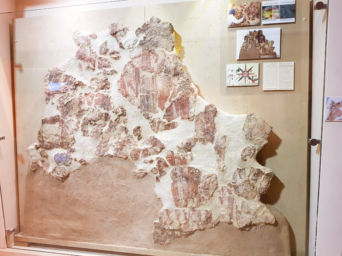 Всё, что осталось от фрески с процессией - оригинал в The Jordan Museum, Амман, Иордания. Фото автора.