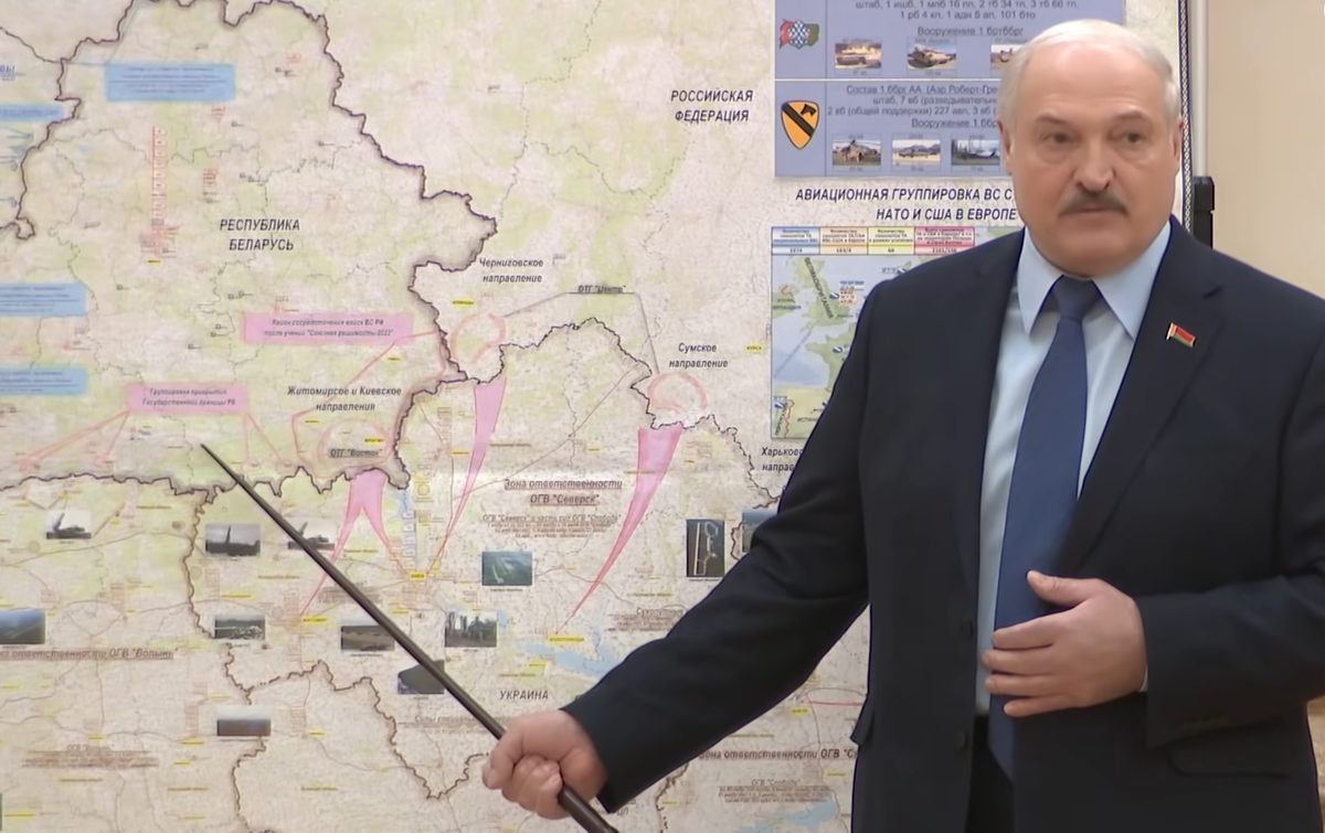    Александр Лукашенко показывает направление вероятного нападения противника Кадр из видео: Александр Лукашенко показывает карту на заседании Совета безопасности Республики Беларусь 1 марта 2022 года