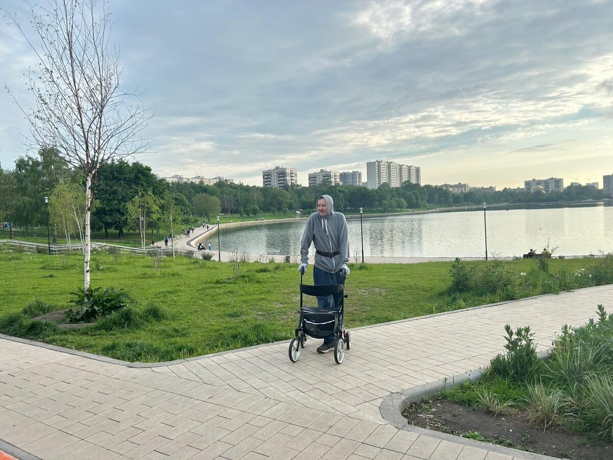 Позирую, но смотрю в сторону тренажеров.