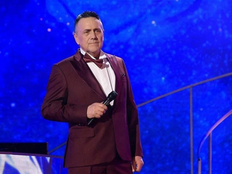 Ренат Исламович Ибрагимов - советский, татарский и русский певец. эстрадный певец (баритон), актёр, композитор, продюсер, кинорежиссёр. Народный артист РСФСР (1981), Мастер искусств Молдавии (2007), Народный артист Республики Татарстан(1979).Лауреат Государственной премии Республики Татарстан имени Габдуллы Тукая (1979).