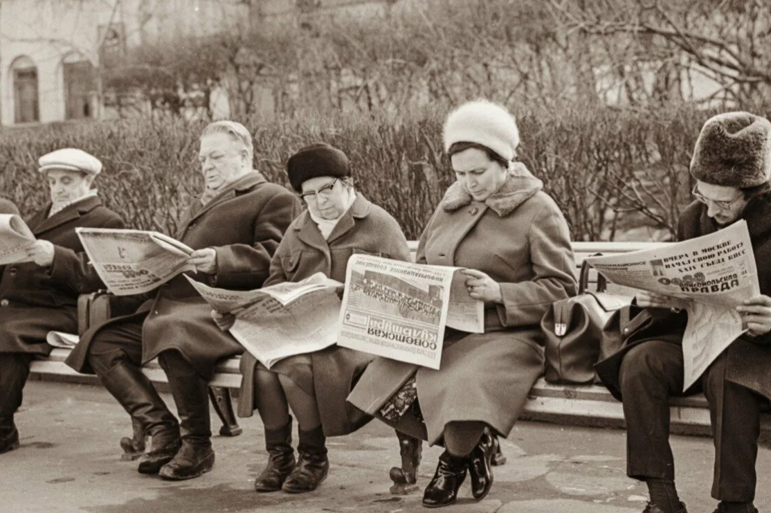 Возраст ссср. Пенсионеры СССР. Пенсия в СССР. Чтение в Советском Союзе. Очередь за книгами в СССР.