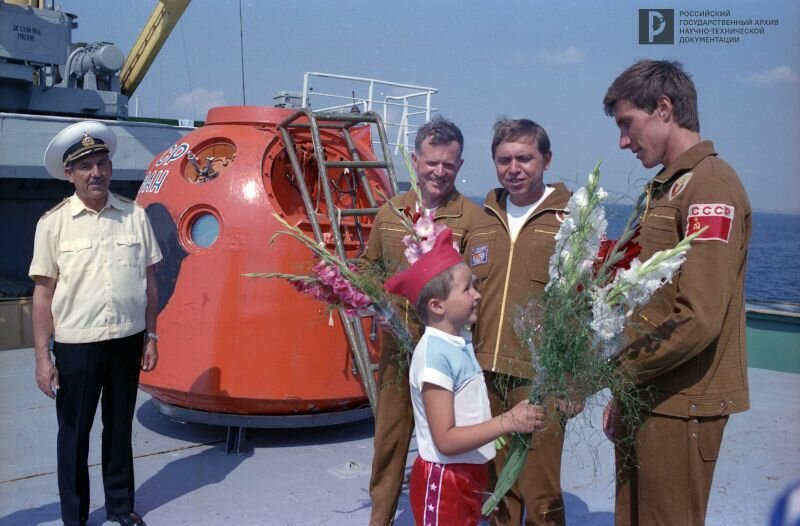 Ж.-Л. Кретьен (Франция), А.А. Волков, С.К. Крикалев на морских тренировках. РГАНТД. Арх. № 0-9192 цв.