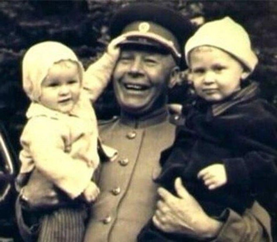 Маршал Тимошенко с внуками