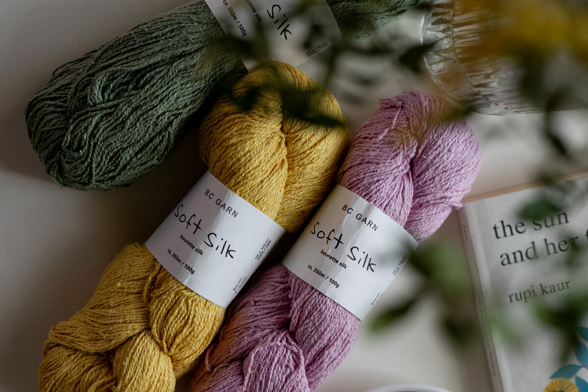 На фото: пряжа BG Garn Soft Silk из буретного шелка.