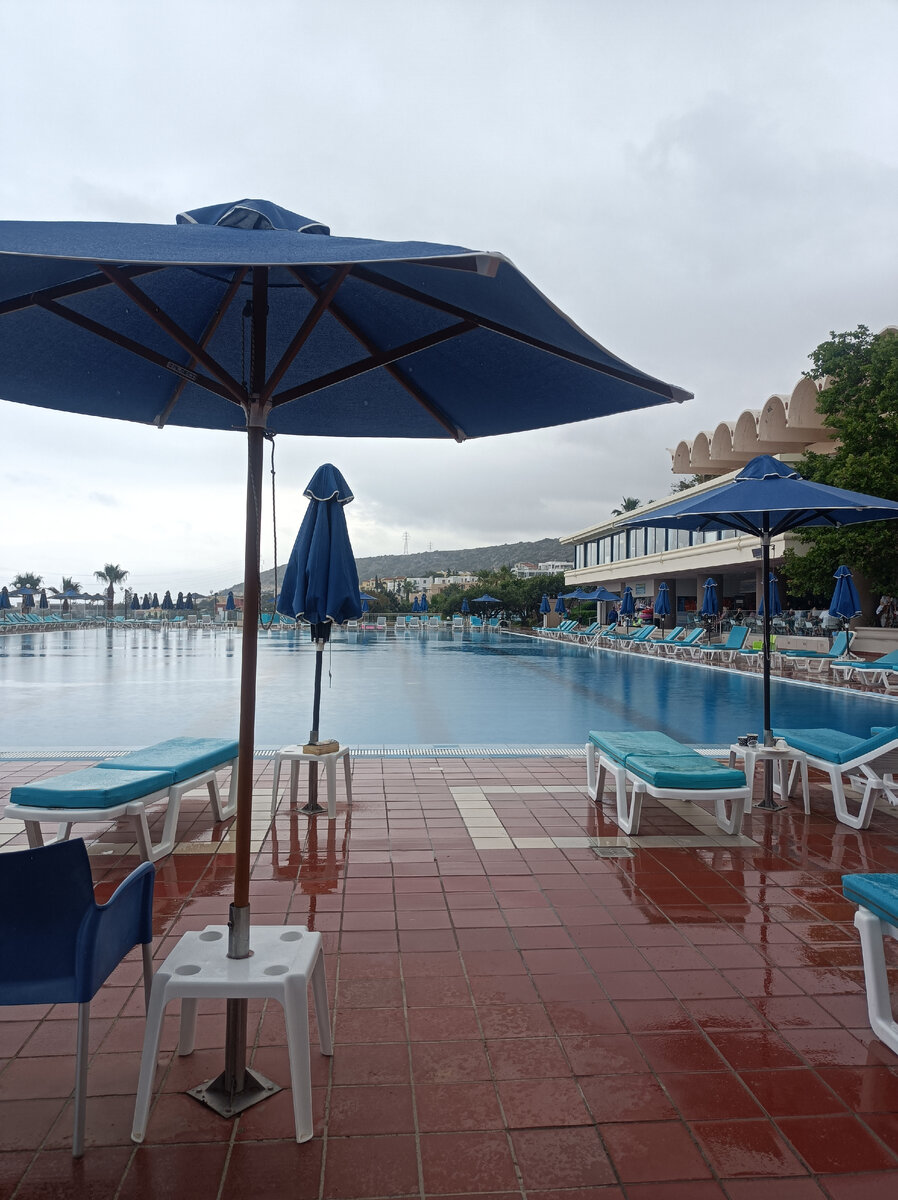 Вот так грустно выглядят бассейны сейчас (фото автора)