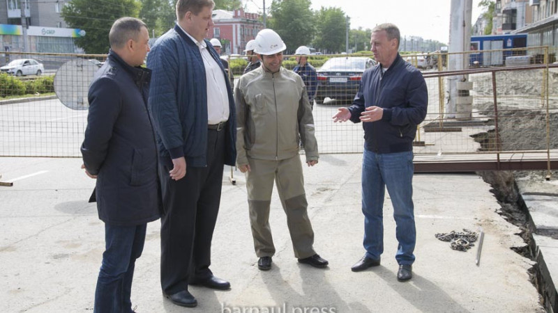     Вячеслав Франк на выездном совещании. barnaul.org