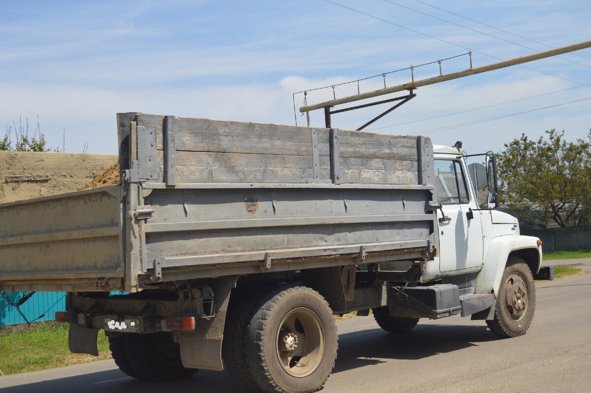 Фото автора. Май 2023. Не важно что в кузове, важно куда его выгрузят.