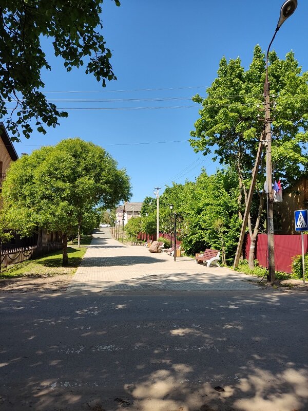 обновлённая аллея, ведущая к парку и храму