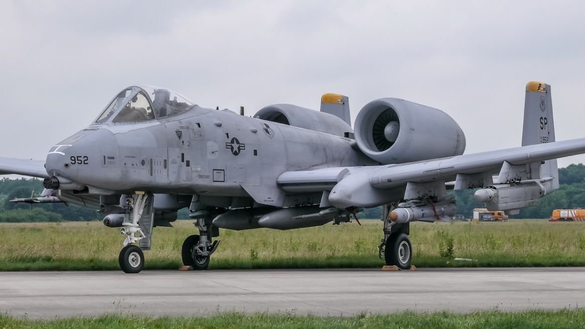 Штурмовик А-10 Thunderbolt II Военно-воздушных сил США. У этого самолёта носовая стойка шасси тоже находится не на продольной оси. Фото: Джим ван де Бургт / commons.wikimedia.org