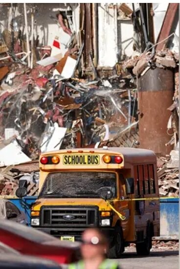 Начальник пожарной охраны Давенпорта Майкл Карлстен сказал, что бригады спасли семь человек и вывели более дюжины других из здания вскоре после того, как их вызвали на место происшествия в воскресенье днем.