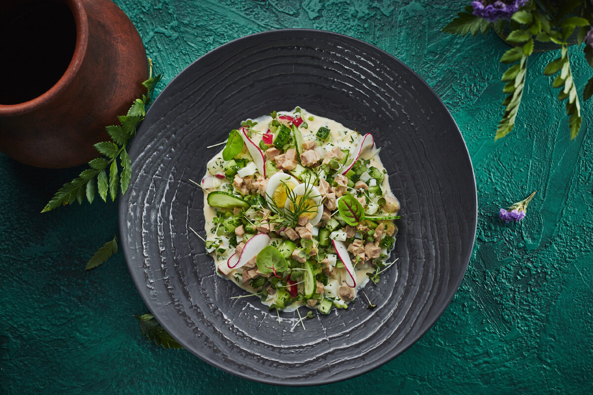 Подача окрошки в ресторане "Матрешка" 