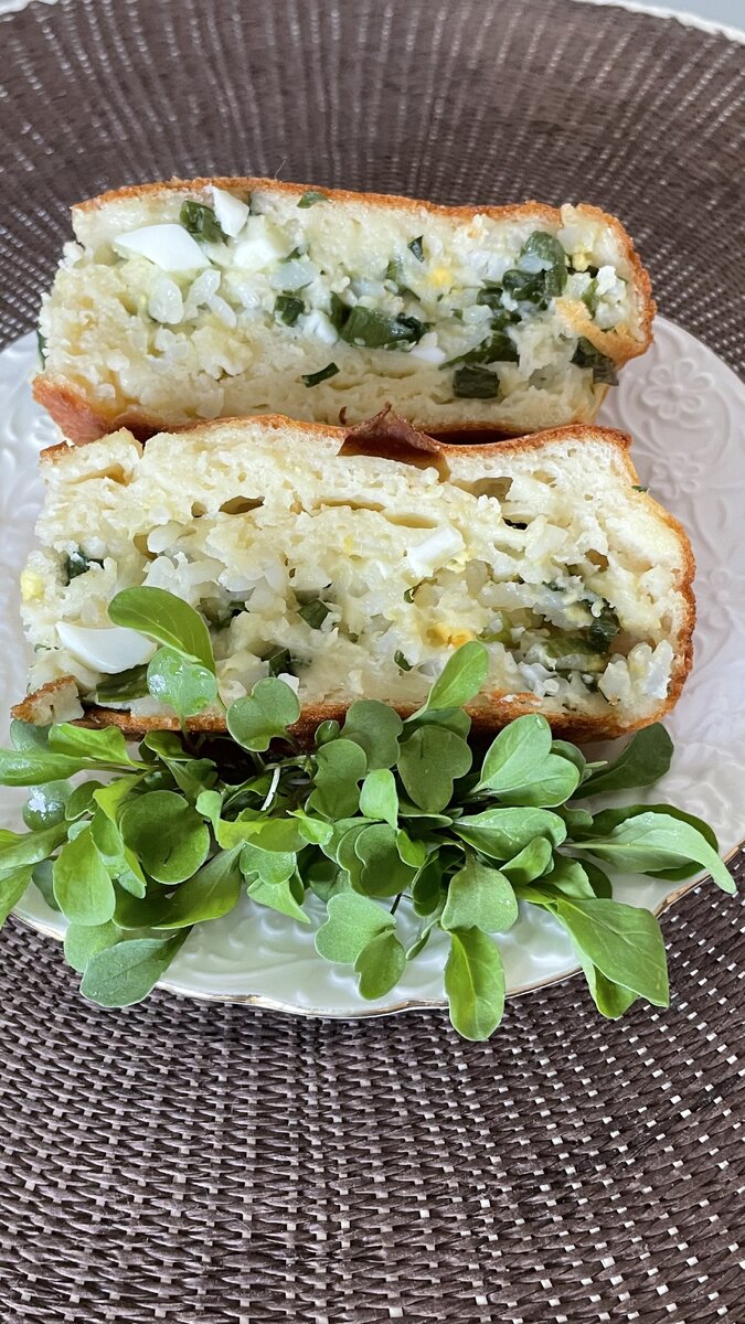 Нежное тесто , много начинки , просто пальчики оближешь) 