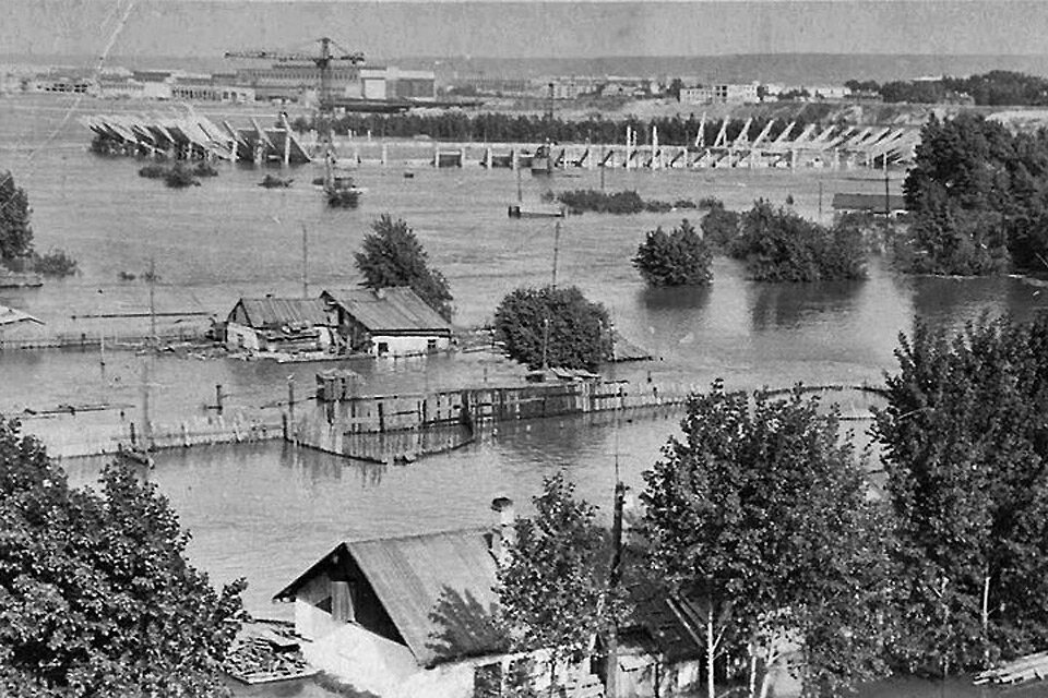 Строительство стадиона и наводнение на о. Отдыха в 1966 году