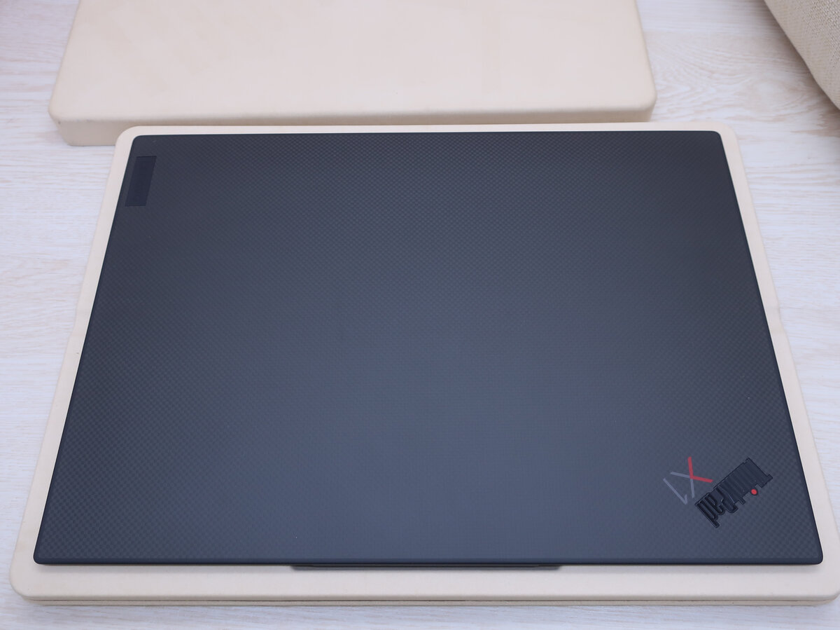 даже в транспортировочном боксе есть выступ для удобства поднятия крышки матрицы. 