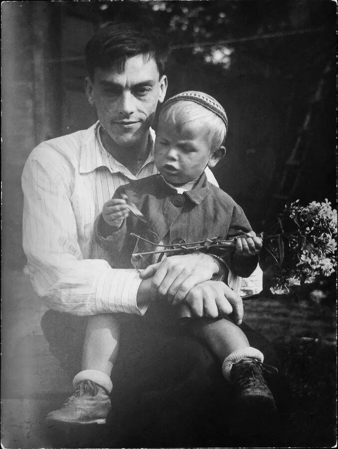 Арсений Тарковский с сыном Андреем. Фото 1930-х годов.