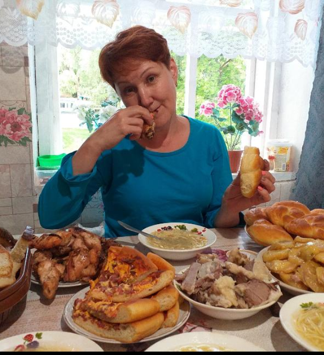 На фото я сама, в гостях у снохи и брата. Так встречают гостей в татарских деревнях.