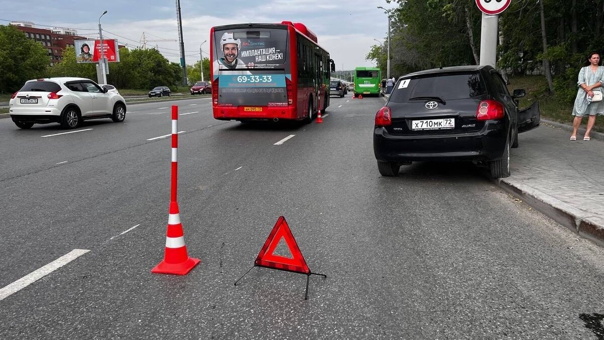     Водители легкового автомобиля «Тойота Аурис» и городского транспорта столкнулись сегодня по адресу Профсоюзная, 7.