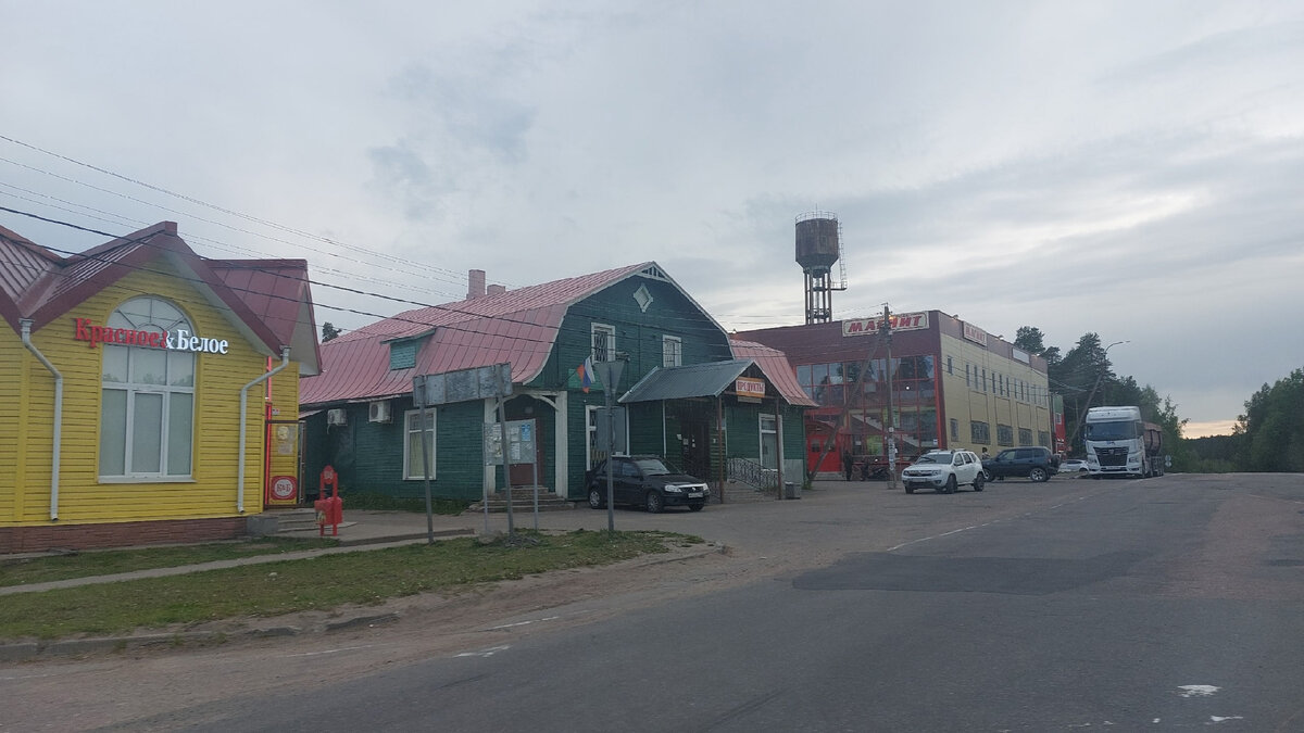 В центре фото - один из немногочисленных сохранившихся домов довоенной финской постройки в Мельниково